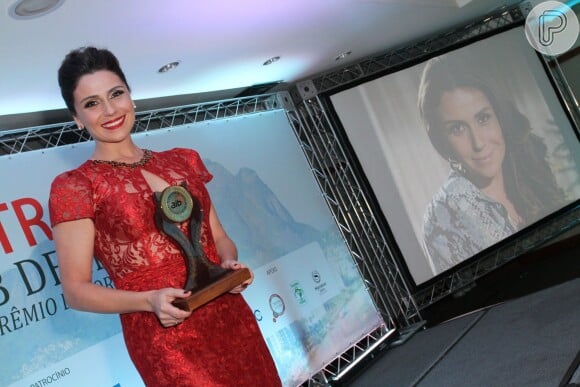 Giovanna Antonelli foi homenageada recentemente pela Associação de Imprensa da Barra da Tijuca por sua interpretação como a delegada Helô, em 'Salve Jorge'
