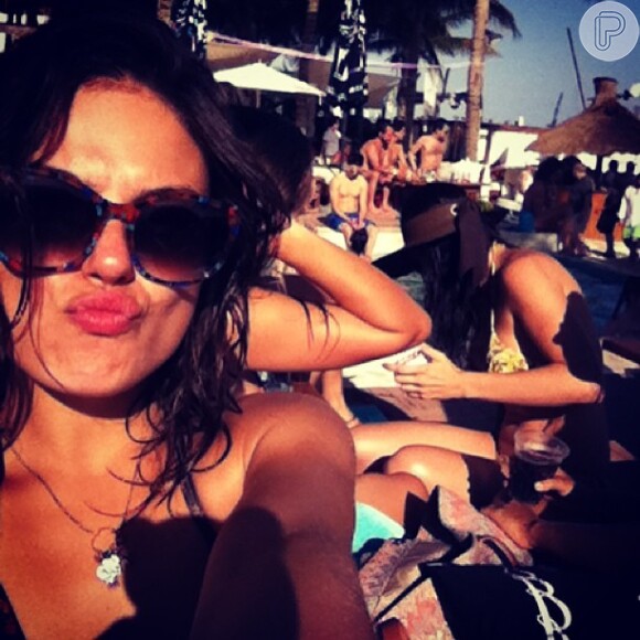 Isis Valverde curte férias no Caribe e posta foto fazendo biquinho em 31 de dezembro de 2012