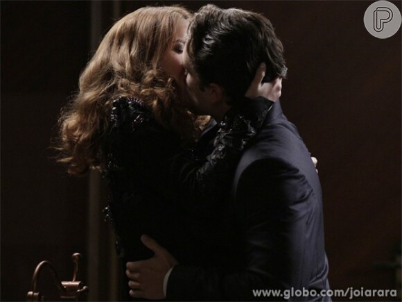 Ernest (José de Abreu) flagra Viktor (Rafael Cardoso) e Silvia (Nathalia Dill) se beijando, em 'Joia Rara'