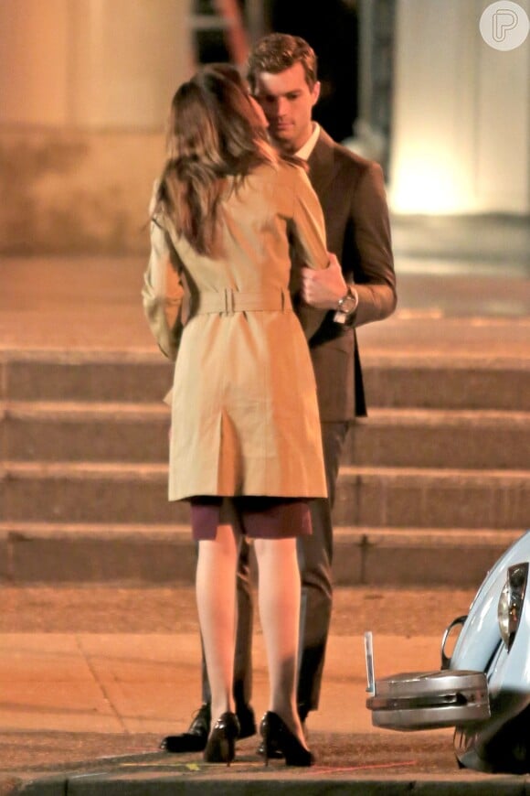 Anastasia Steele (Dakota Johnson) e Christian Grey (Jamie Dornan) quase se beijam em filmagem do '50 Tons de Cinza'