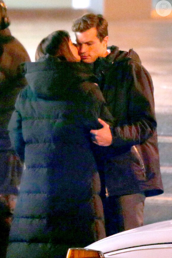 Dakota Johnson quase beija Jamie Dornan em filmagem de '50 Tons de Cinza'