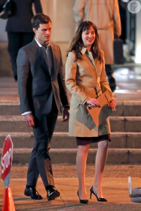 Dakota Johnson e Jamie Dornan são Anastasia Steele e Christian Grey em '50 Tons de Cinza'