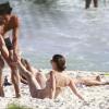 Em clima de intimidade, Jay Zan e Milena Toscano rolaram na areia da praia