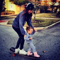 Thaila Ayala dá aula de skate para filha de Fernanda Rodrigues e Raoni Carneiro
