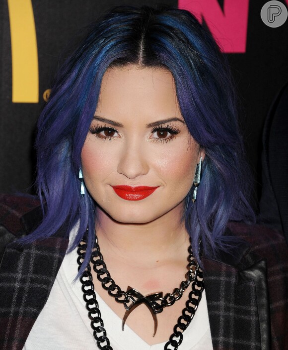 Demi Lovato passou dois anos em uma clínica de reabilitação por sofrer de bulimia, anorexia e automutilação. A cantora decidiu ajudar os jovens que continuam internados com uma palestra