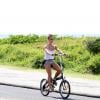 Fernanda de Freitas pedala em dia de sol no Rio de Janeiro 
