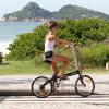 Fernanda de Freitas usa shortinho para pedalar na orla do Rio 