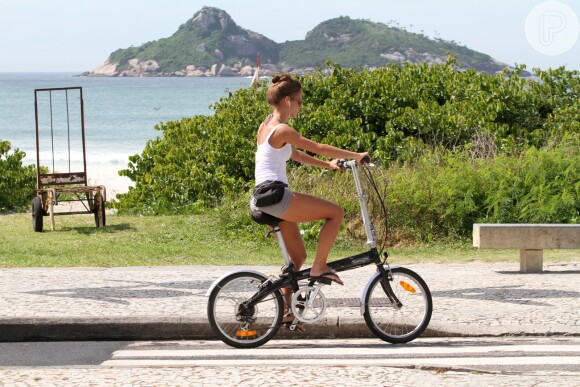 Fernanda de Freitas usa shortinho para pedalar na orla do Rio 