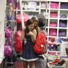 Klara Castanho desfila com a mochila nas costas em loja de shopping do Rio