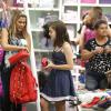 Klara Castanho escolhe estojo em loja de shopping do Rio