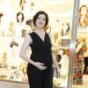 A atriz Larissa Maciel mostrou orgulhosa a barriga de 7 meses, na noite desta terça-feira, 10 de dezembro de 2013, em evento em shopping na Barra da Tijuca, Zona Oeste do Rio de Janeiro