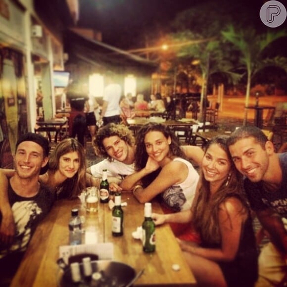 Débora Nascimento e José Loreto vão a bar com amigos, no Rio de Janeiro, em 1º de janeiro de 2013