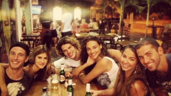 Débora Nascimento e José Loreto curtem noite com amigos em barzinho no Rio