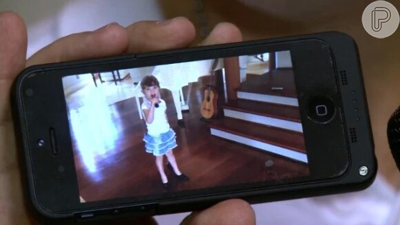 Daniel mostrou o vídeo de Lara para Claudia. A menina cantou 'Rock Babilônia', música que ela e Lulu Santos apresentaram na quinta audição do programa