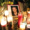 Fãs de Paul Walker prestam homenagens a ele no local do acidente