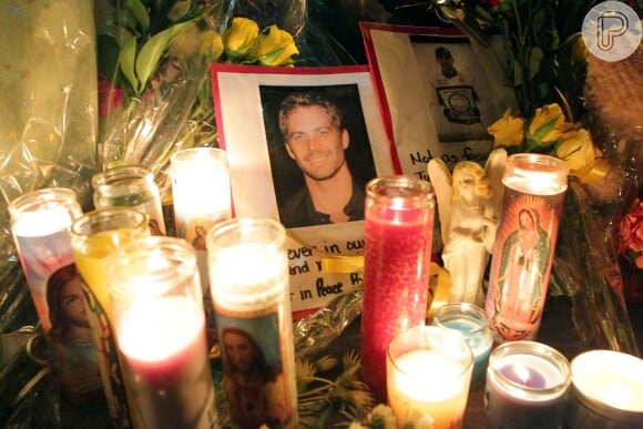Fãs de Paul Walker prestam homenagens a ele no local do acidente