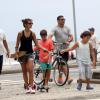 O casal foi visto com o filho de Ronaldo na praia do Leblon após a festa de noivado