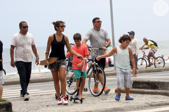 O casal foi visto com o filho de Ronaldo na praia do Leblon após a festa de noivado