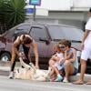 Carolina Ferraz levou seu cachorro para passear neste domingo, 15 de dezembro de 2013, na orla da praia do Leblon, Zona Sul do Rio de Janeiro, e encantou Lavínia Vlasak e seus filhos, Estella e Felipe