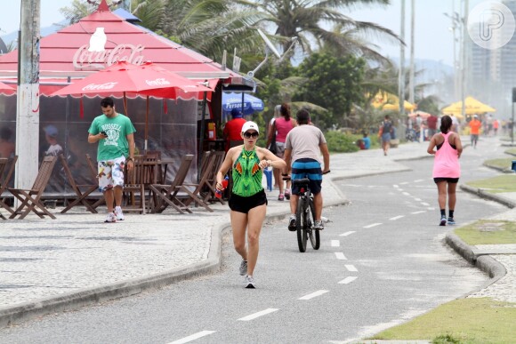 A atriz Antonia Fontenelle apostou em um maiô estampado e um microshortinho para correr na praia da Barra, Zona Oeste do Rio de Janeiro, neste domingo, 15 de dezembro de 2013