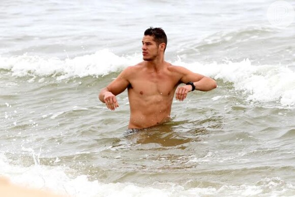 José Loreto se refresca no mar da praia do Leblon, Zona Sul do Rio de Janeiro, neste domingo, 15 de dezembro de 2013