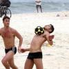 José Loreto joga futevôlei com amigos na praia do Leblon, Zona Sul do Rio de Janeiro, neste domingo, 15 de dezembro de 2013
