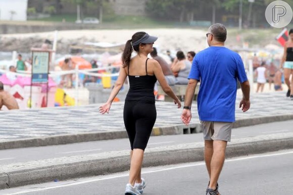 Patrícia Poeta e seu marido, Amauri Soares, caminham juntos na orla da praia do Leblon, Zona Sul do Rio de Janeiro, neste domingo, 15 de dezembro de 2013
