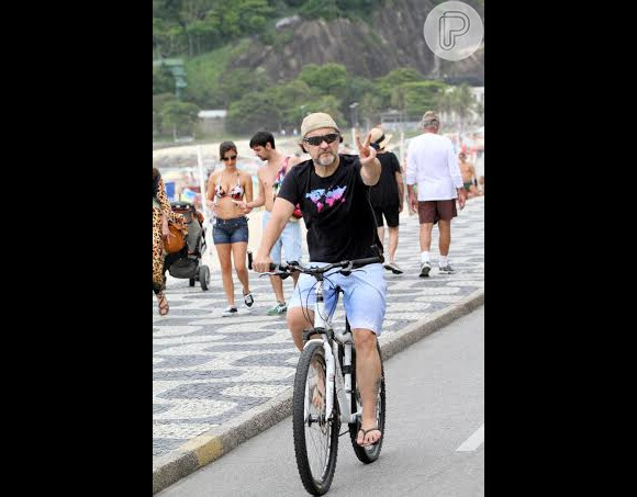 Antonio Calloni anda bicicleta na orla da praia do Leblon, Zona Sul do Rio de Janeiro, neste domingo, 15 de dezembro de 2013