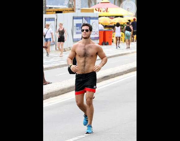 Emiliano D'Avila corre na orla da praia de Ipanema, Zona Sul do Rio de Janeiro, neste domingo, 15 de dezembro de 2013