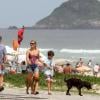 Christine Fernandes passeia com seus cães ao lado do marido, Floriano Peixoto, e do filho, Pedro, de 10 anos, na orla da praia da Barra da Tijuca, Zona Oeste do Rio de Janeiro, neste domingo, 15 de dezembro de 2013