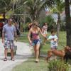 Christine Fernandes passeia com seus cães ao lado do marido, Floriano Peixoto, e do filho, Pedro, de 10 anos, na orla da praia da Barra da Tijuca, Zona Oeste do Rio de Janeiro, neste domingo, 15 de dezembro de 2013