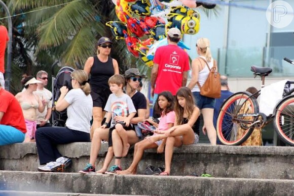 Maria Paula curtiu um passeio com seu cãozinho ao lado de seus filhos, Maria Luiza e Felipe, e de seu namorado, Victor Velansi, na praia do Leblon, Zona Sul do Rio de Janeiro, neste domingo, 15 de dezembro de 2013