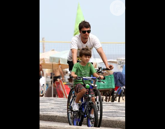 Tiago Worcman passeia de bicicleta com o filho, José, de 6 anos, fruto de seu relacionamento com Carolina Dieckmann, na orla da praia de Ipanema, Zona Sul do Rio de Janeiro, neste domingo, 15 de dezembro de 2013