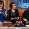 Mara Wilson, Rhea Perlman e Danny DeVito comem bolo de chocolate, ícone do filme de 'Matilda'