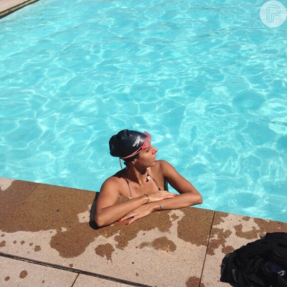 Flávia Sampaio tem uma vida saudável e também costuma nadar para ficar com o corpo em dia