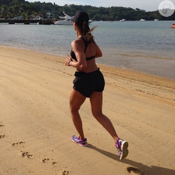 Flávia Sampaio, mulher de Eike Batista, também costuma correr na praia