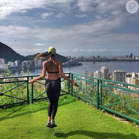 Flávia Sampaio pula corda para ficar em forma enquanto observa a paisagem do Rio de Janeiro
