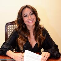 Sabrina Sato vai à TV Record formalizar assinatura de contrato: 'Não é fácil'