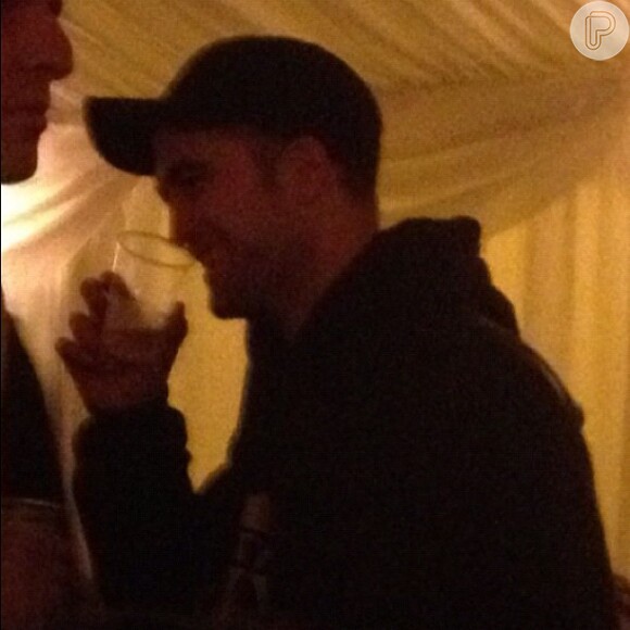 Robert Pattinson foi flagrado no pub The Sun Inn, em Londres, na noite de Natal, na noite do dia 24 de dezembro de 2012