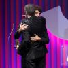 Ricardo Waddington foi abraçado por Cauã Reymond no palco do 15º Prêmio Contigo de TV! 2013 ao receber o troféu na categoria de Melhor Diretor pela novela 'Avenida Brasil'     
