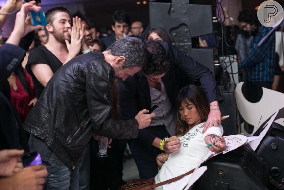 Ricardo Waddington e Caio Sóh, diretor do filme 'Minutos Atrás', escreveram frases na blusa da atriz e apresentadora Daniele Suzuki, no dia 8 de outubro de 2013