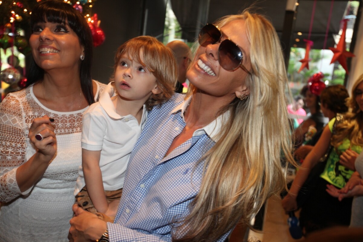 Foto: Adriane Galisteu está curtindo ao máximo o clima de Natal, em 17