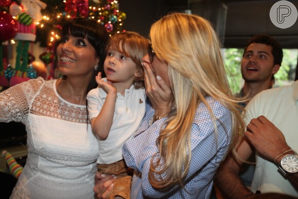 Adriane faz graça com o filho, Vittorio Galisteu, em 17 de dezembro de 2013