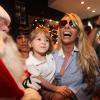 Adriane Galisteu e o filho, Vittorio, se divertiram com a chegada do Papai Noel, em 17 de dezembro de 2013