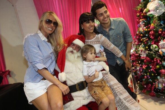 Adriane Galisteu faz pose para fotos ao lado do filho e do Papai Noel, em 17 de dezembro de 2013