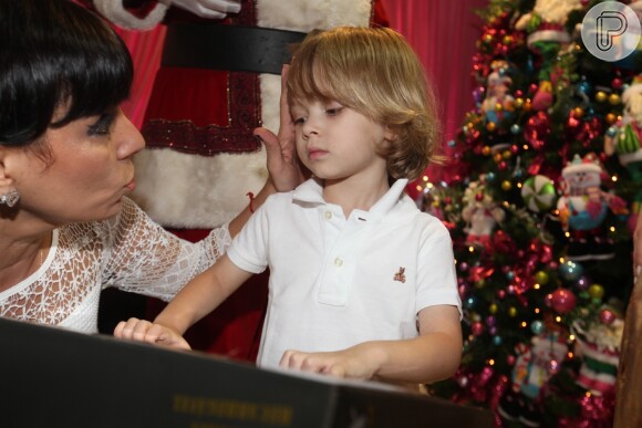 Vittorio Galisteu, filho de Adriane, também curtiu a festividade natalina, em São Paulo, nesta terça-feira, 17 de dezembro de 2013