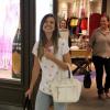 Juliana Paiva foi vista fazendo compras na loja Bo.Bô, no shopping Rio Design Barra, na Barra da Tijuca, Zona Oeste do Rio de Janeiro, nesta terça-feira, 17 de dezembro de 2013