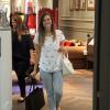 A atriz Juliana Paiva, de 'Além do Horizonte', fez compras na loja Bo.Bô, no shopping Rio Design Barra, nesta terça-feira, 17 de dezembro de 2013