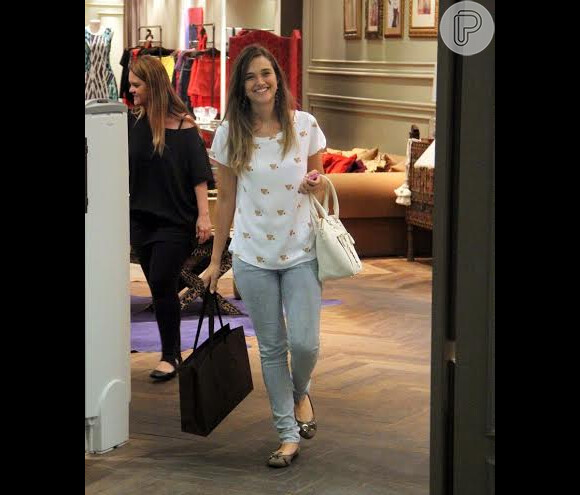 A atriz Juliana Paiva, de 'Além do Horizonte', fez compras na loja Bo.Bô, no shopping Rio Design Barra, nesta terça-feira, 17 de dezembro de 2013