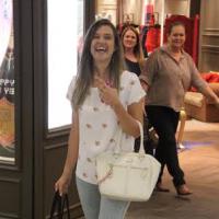Juliana Paiva, de 'Além do Horizonte', faz compras sorridente em shopping do Rio